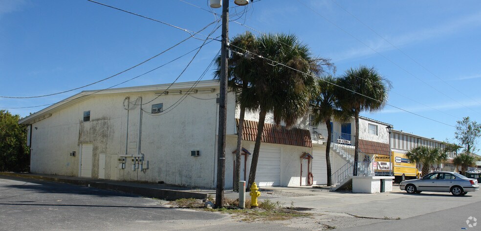 More Photos Of 5800 Houchin St, Naples Self Storage For Lease