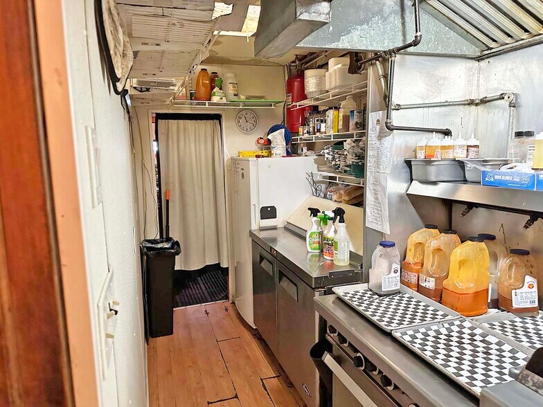 More Photos Of 129 Pike St, Carbondale Bar For Sale