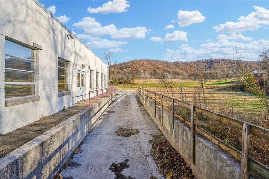 More Photos Of 113 Aileen Rd, Flint Hill Warehouse For Sale