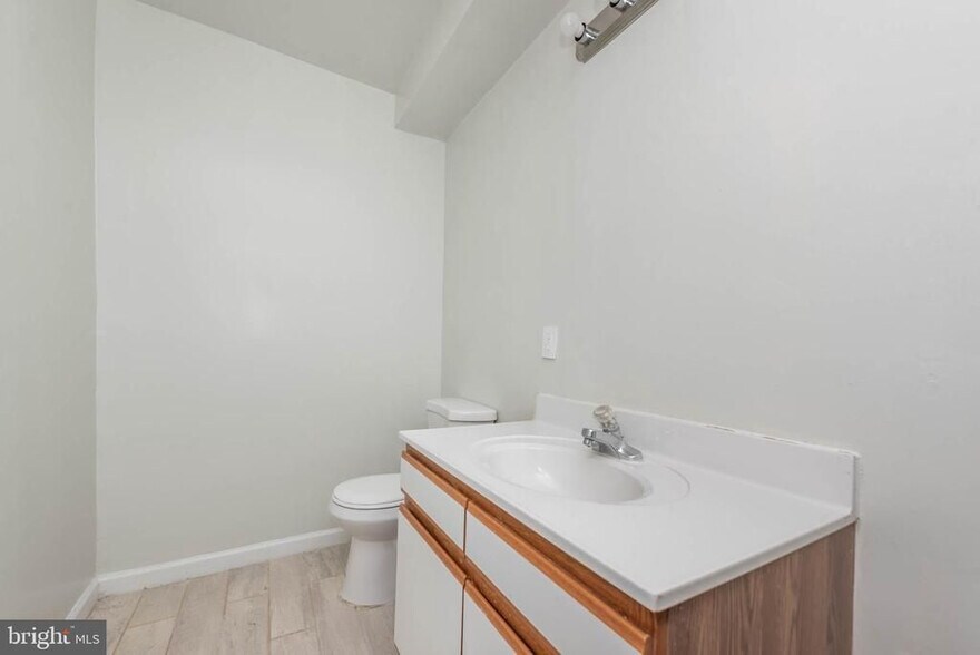 More Photos Of 1640 N Broadway, Baltimore Flex For Sale