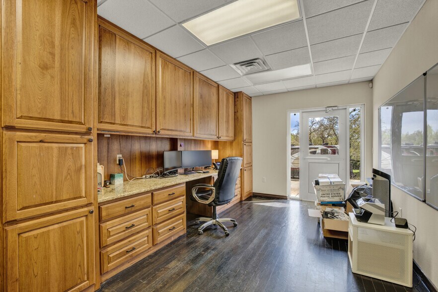 More Photos Of 30665 N Us Hwy 281, Bulverde Office For Sale