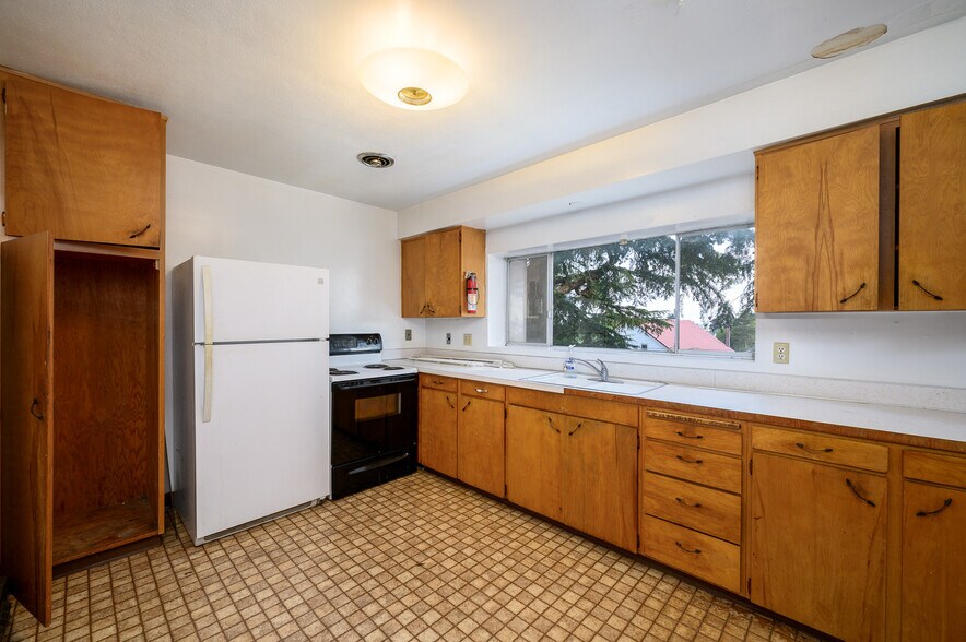 More Photos Of 229 E Monroe St, Carlton Apartments For Sale