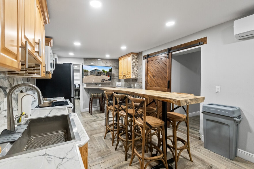 More Photos Of 5424 Edgewater Dr, Orlando Flex For Lease