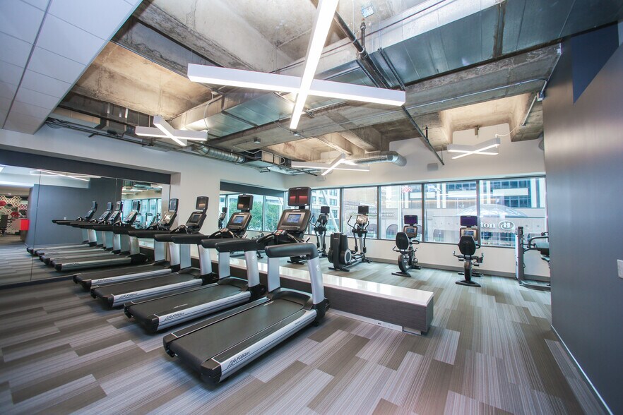 More Photos Of 10 W Market St, Indianapolis Office For Lease