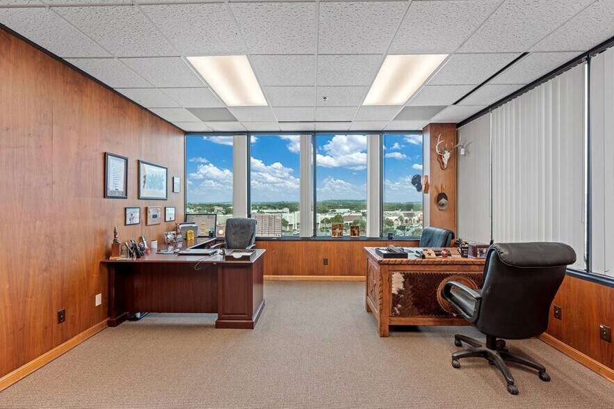 More Photos Of 222 S Sidney Baker St, Kerrville Office For Sale