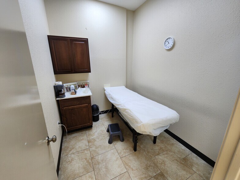 More Photos Of 417 E Parkwood Ave, Friendswood Office For Lease