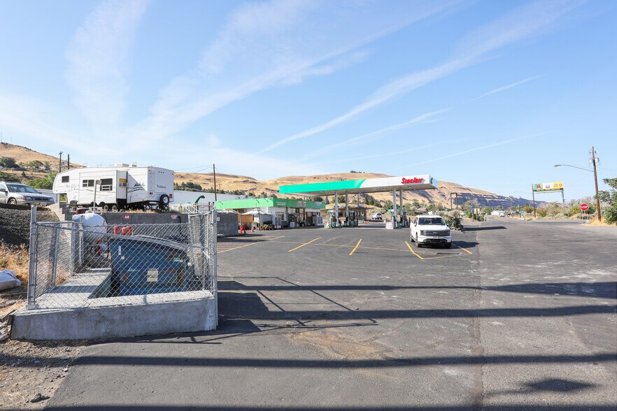 More Photos Of 606 E 1st, Rufus Convenience Store For Sale