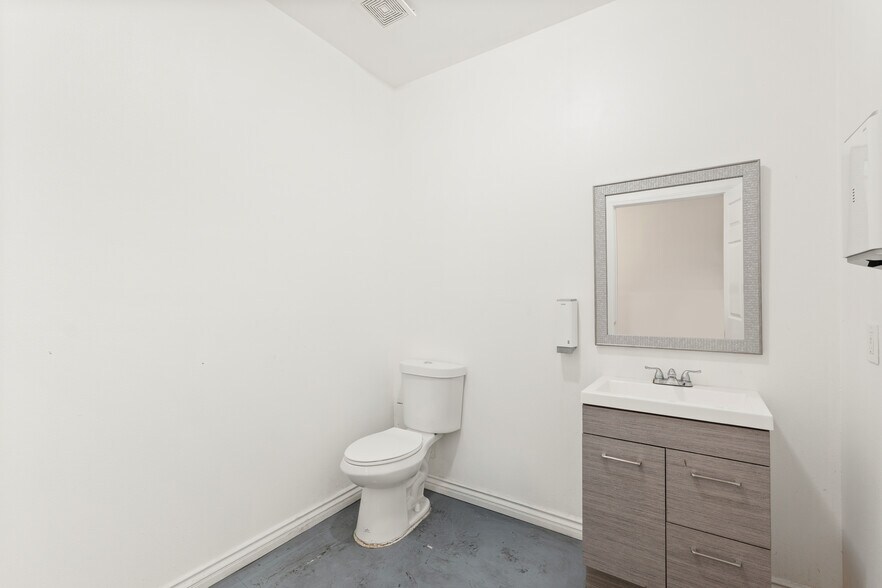 More Photos Of 3265 E 59th St, Long Beach Warehouse For Sale