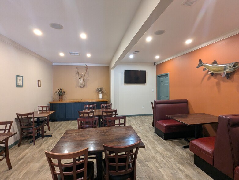 More Photos Of 1465 N Main St, Vidor Freestanding For Sale