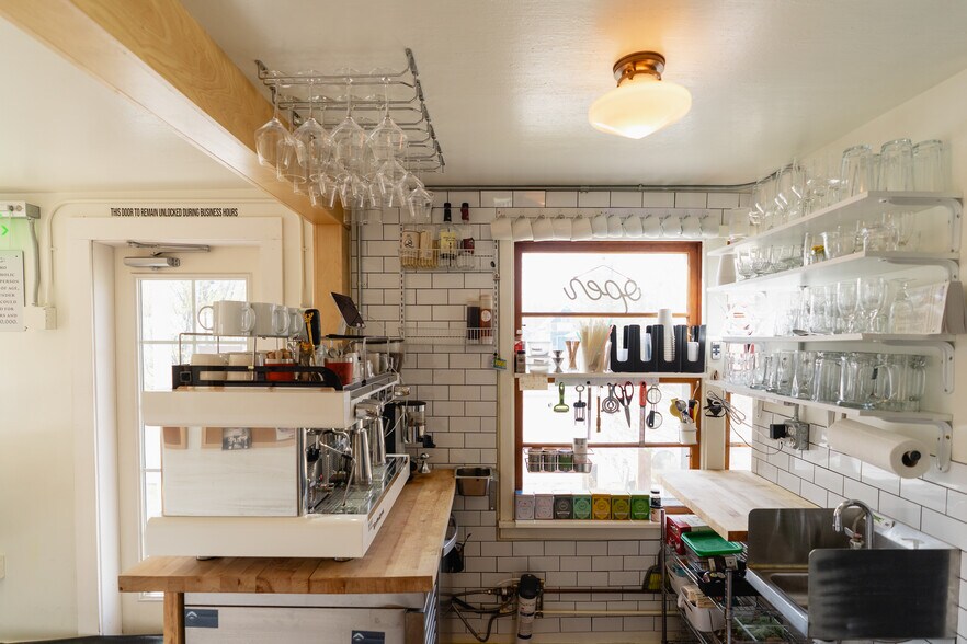 More Photos Of 927 S Cobb St, Palmer Restaurant For Sale