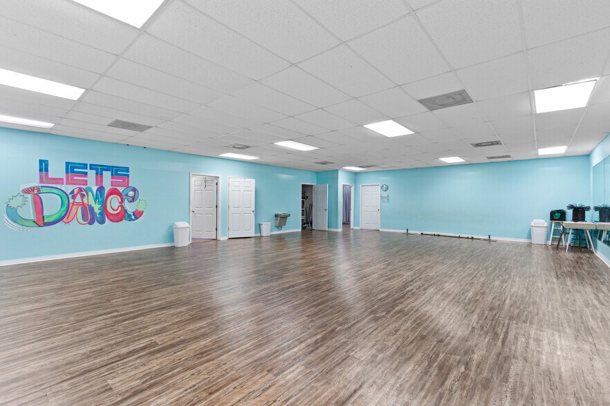More Photos Of 2560 Leroy Stevens Rd, Mobile Light Manufacturing For Sale