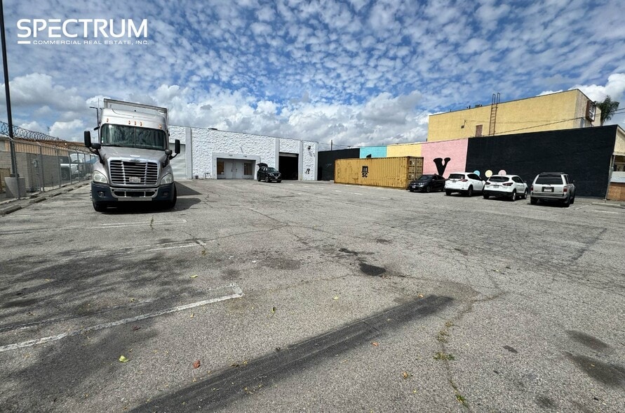 More Photos Of 7727-7729 Burnet Ave, Van Nuys Warehouse For Lease