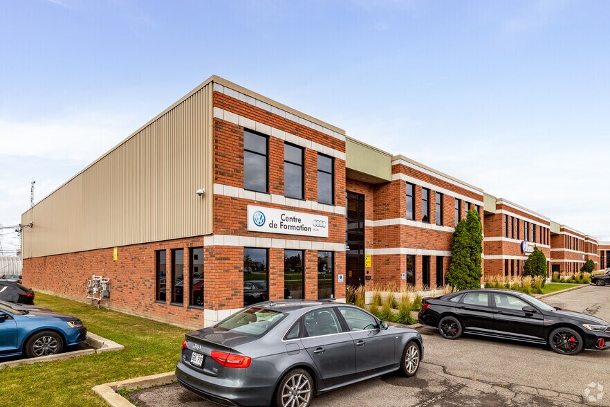 More Photos Of 5520-5576 Boul Des Rossignols, Laval Warehouse For Lease