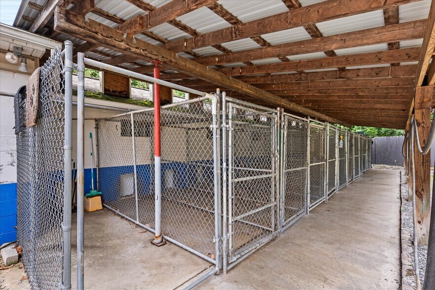 More Photos Of 333 Newcomer Rd, Windsor Veterinarian Kennel For Sale