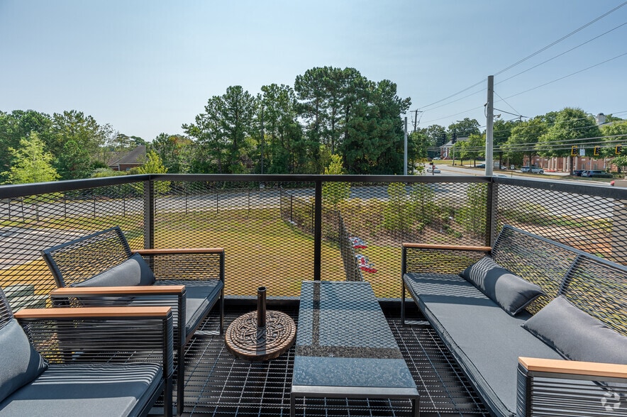 More Photos Of 4365 South Lee St, Buford Showroom For Sale