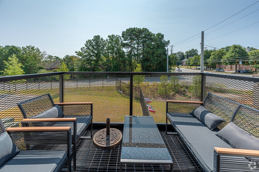 More Photos Of 4365 South Lee St, Buford Showroom For Lease