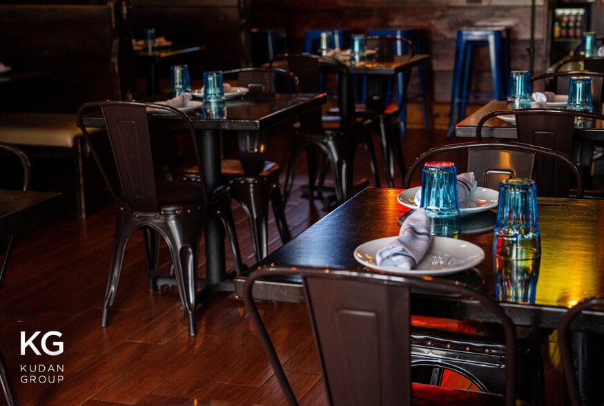 More Photos Of 327-329 Waukegan Ave, Highwood Storefront For Lease