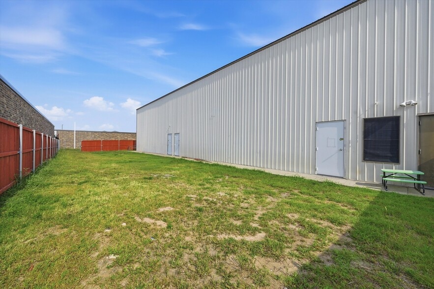 More Photos Of 920 S Heritage Pky, Sherman Specialty For Sale