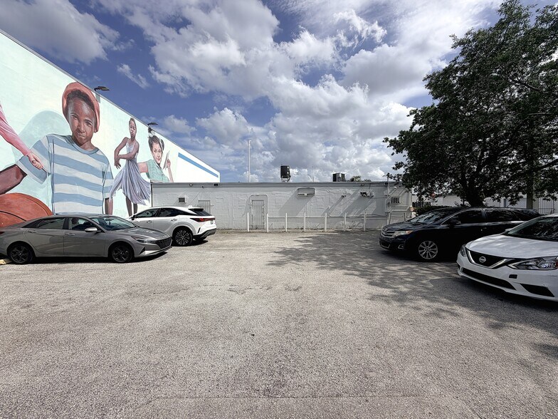 More Photos Of 3045 W Broward Blvd, Fort Lauderdale Freestanding For Lease