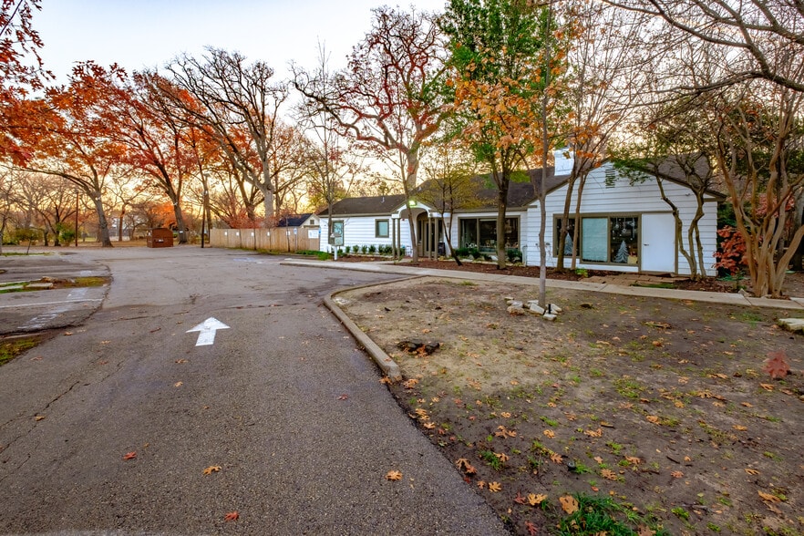 More Photos Of 2400 Empire Central, Dallas Medical For Lease