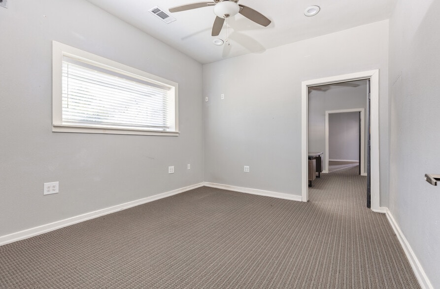 More Photos Of 1024 S First St, Sherman Warehouse For Lease