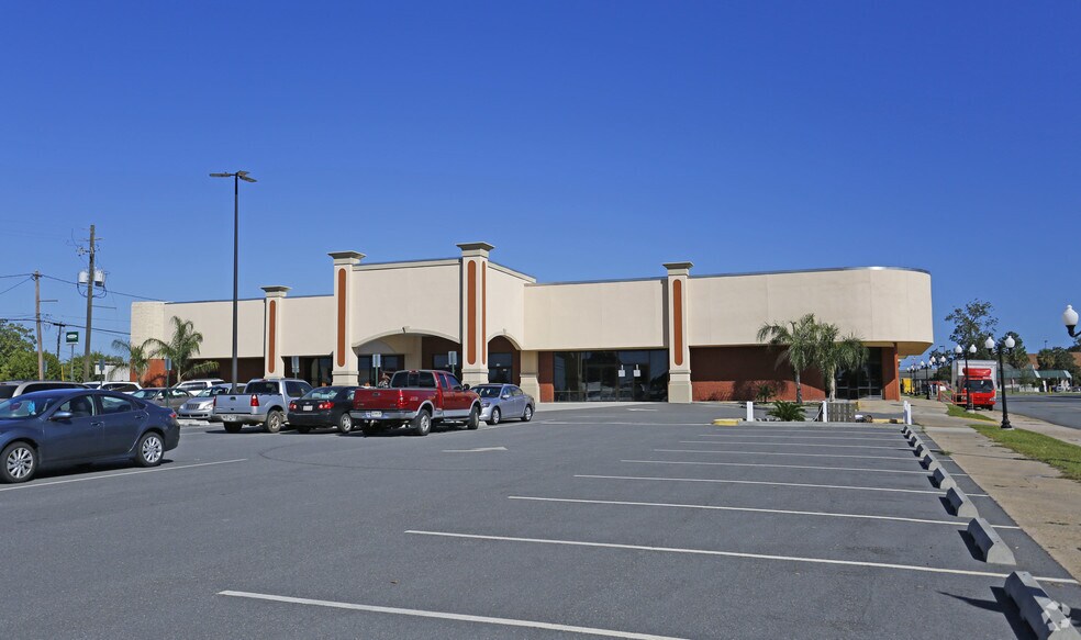 More Photos Of 601 Pendleton St, Waycross Department Store For Lease