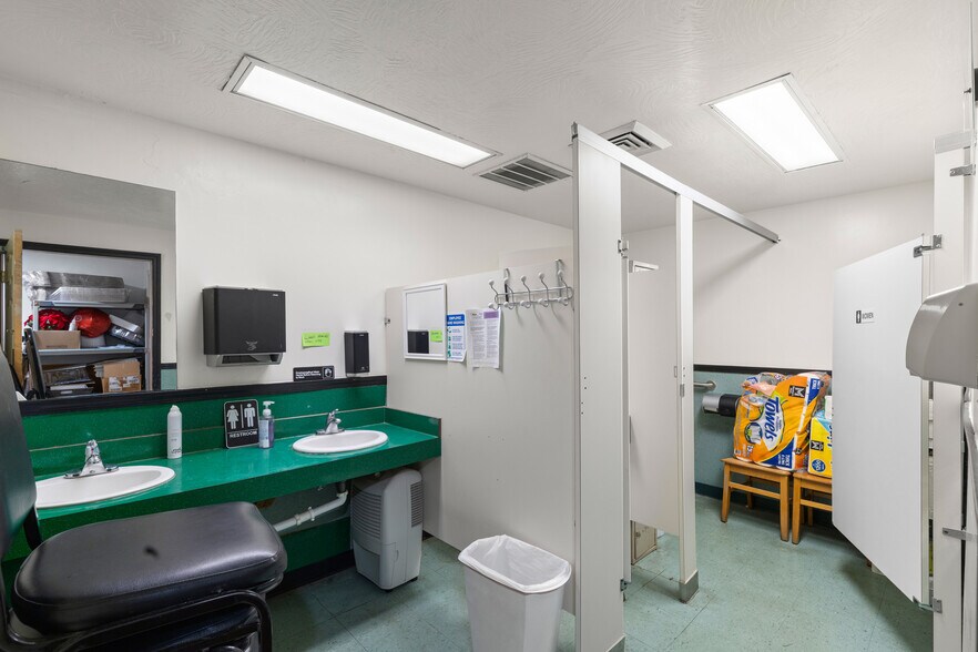 More Photos Of 3052 Belmont St, Bellaire General Retail For Sale