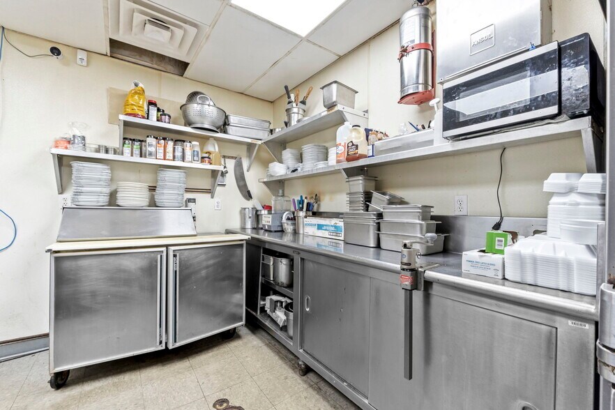 More Photos Of 770 E Franklin St, Huntington Restaurant For Sale