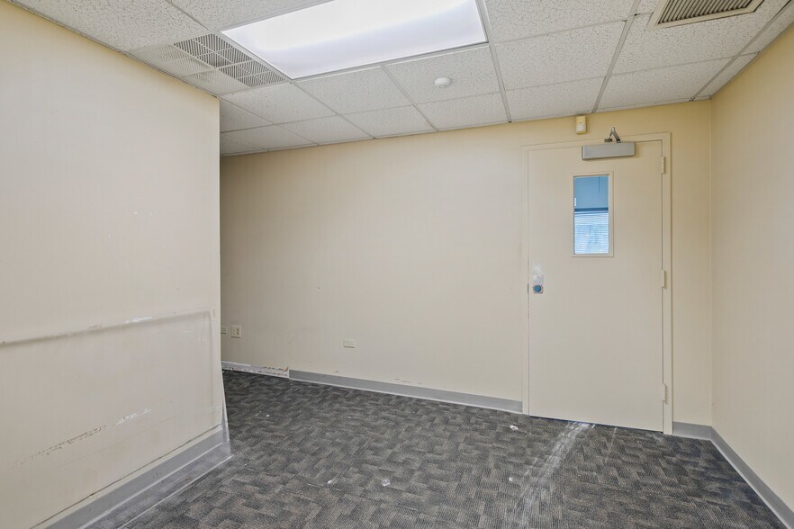 More Photos Of 6545 Normandy Blvd, Jacksonville Storefront Retail Office For Lease