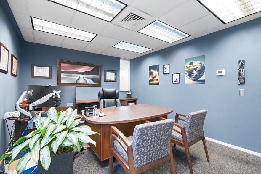 More Photos Of 2501 S Tamiami Trl, Sarasota Office For Sale