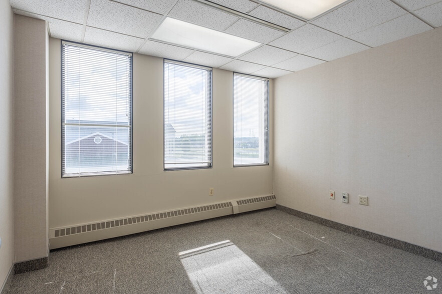 More Photos Of 35350 Curtis Blvd, Eastlake Medical For Lease