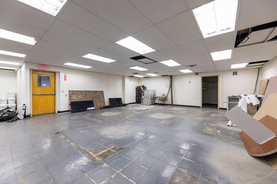 More Photos Of 1320 Eddie Dowling Hwy, Lincoln Showroom For Sale