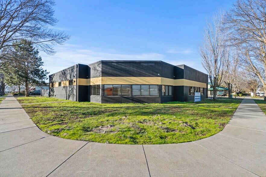 More Photos Of 4731 Industry Dr, Medford Light Manufacturing For Lease