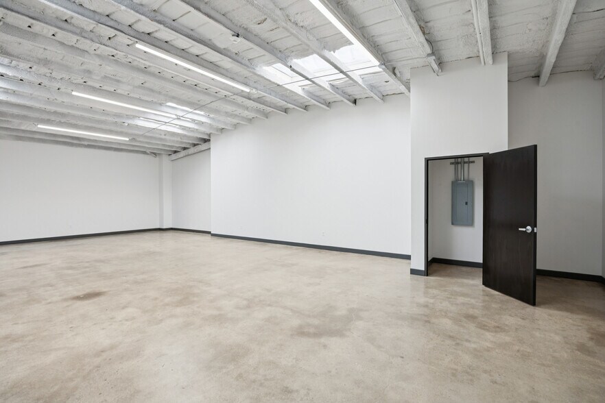 More Photos Of 4763 Vicksburg St, Dallas Distribution For Lease