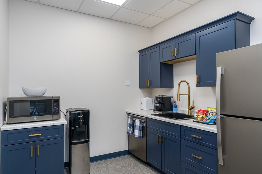 More Photos Of 320 Saint Andrews Dr, Mankato Office For Sale