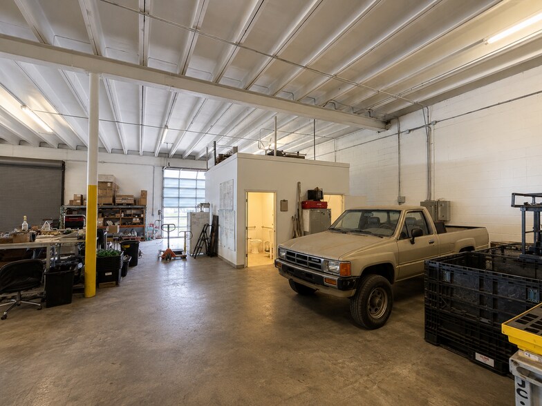 More Photos Of 3814 Woodbury Dr, Austin Warehouse For Lease