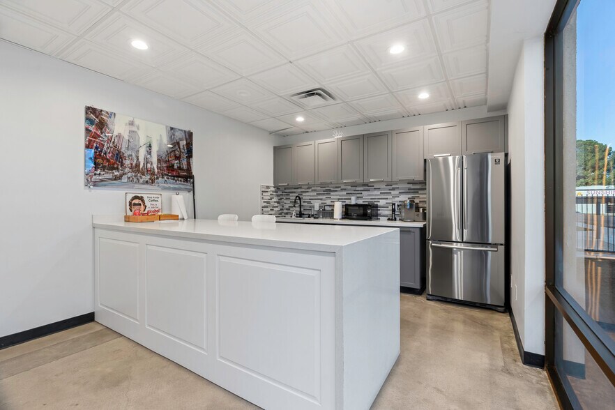 More Photos Of 4600 W American Ave, Bakersfield Office For Sale