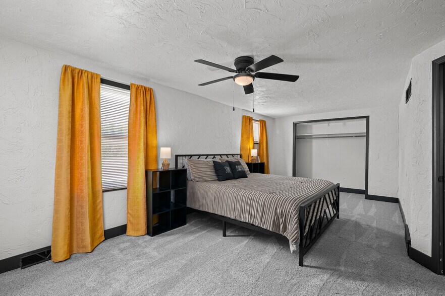 More Photos Of 2400 24th St, Rock Island Office Residential For Lease