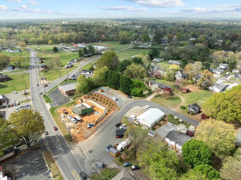 More Photos Of 302 S Main St, King Showroom For Sale