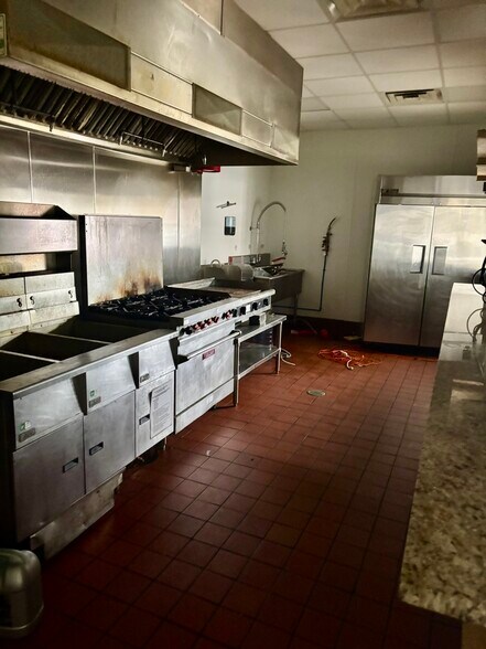 More Photos Of 5617 Mccart Ave, Fort Worth Service Station For Lease