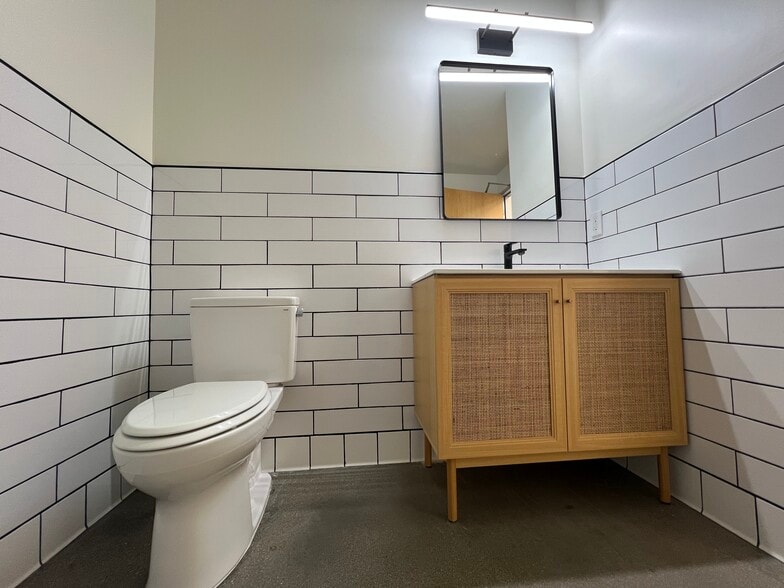 More Photos Of 7500-7536 Tyrone Ave, Van Nuys Service For Sale