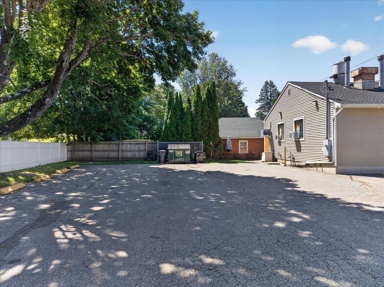 More Photos Of 11 E Pattagansett Rd, Niantic Restaurant For Sale