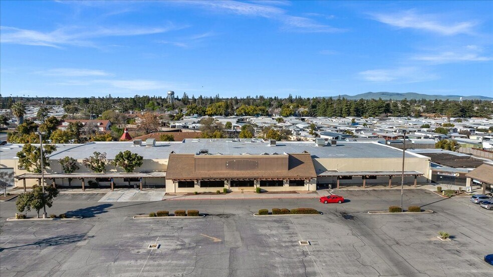 More Photos Of 147 W Shaw Ave, Clovis General Retail For Lease
