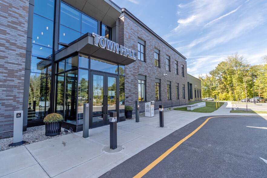 More Photos Of 11 Edgewater Cir, East Hampton Office For Lease