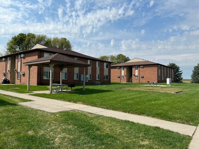 More Photos Of 1605 Collins St, Webster City Apartments For Sale