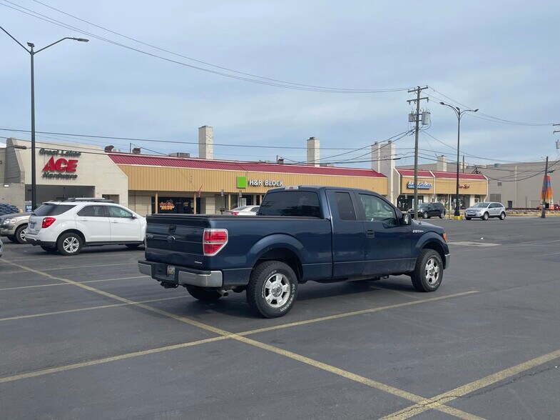 More Photos Of 3574-3760 Fort St, Lincoln Park Unknown For Lease