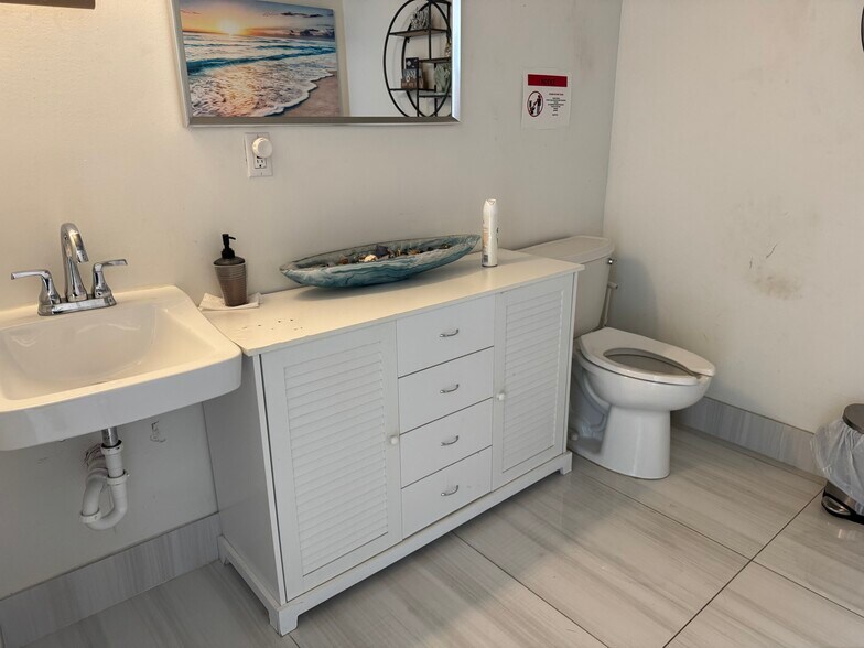 More Photos Of 2200-2208 SW 59th Ave, West Park Warehouse For Sale