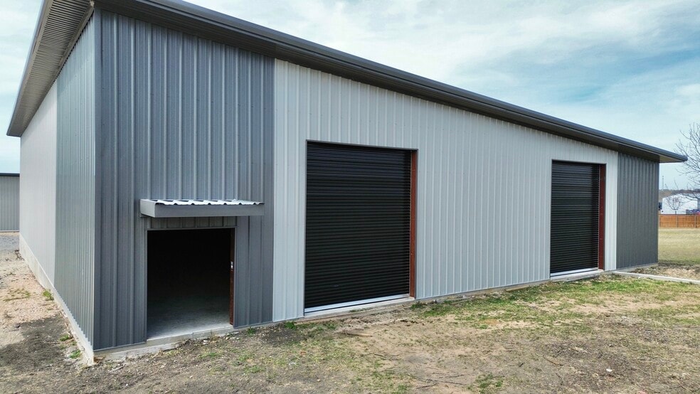 More Photos Of 1158 County Road 108, Hutto Warehouse For Lease