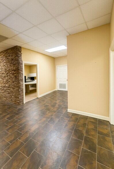 More Photos Of 1576 Old Fannin Rd, Brandon Warehouse For Lease