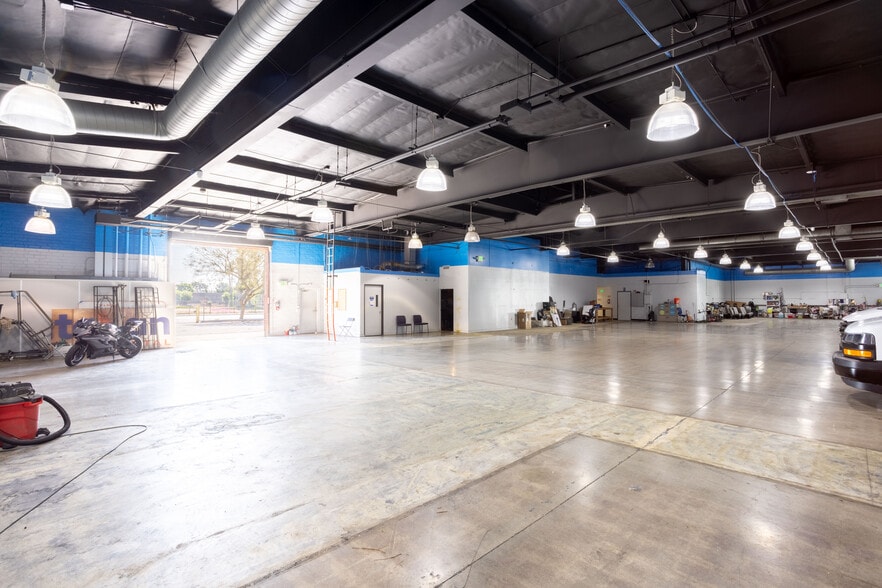 More Photos Of 8515 S La Cienega Blvd, Inglewood Warehouse For Lease